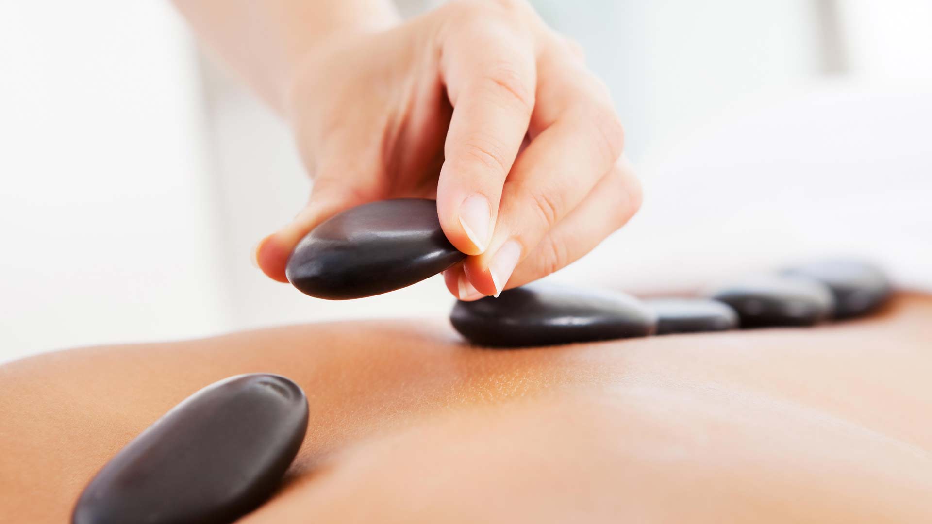 Massage aux pierres chaudes, soin esthétique
