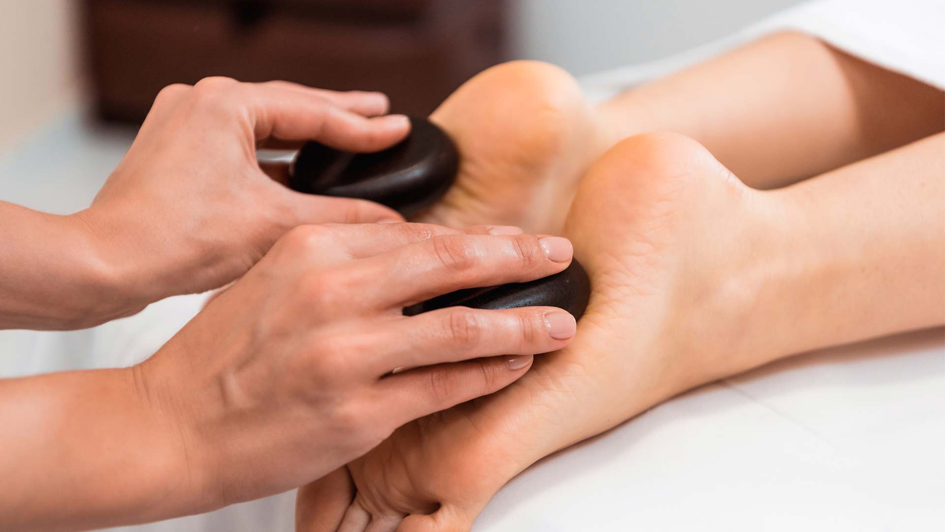 Découvrez un soin particulier, le massage aux pierres chaudes